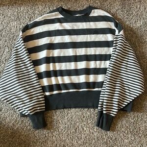 Crewneck, Nike, stripped, sorta cropped, and oversized fit